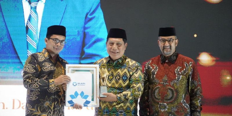 Pemberian penghargaan untuk Kiai Tubagus Achmad Dahlani Idrus dari IBF (18/6) di JCC. (Ist)