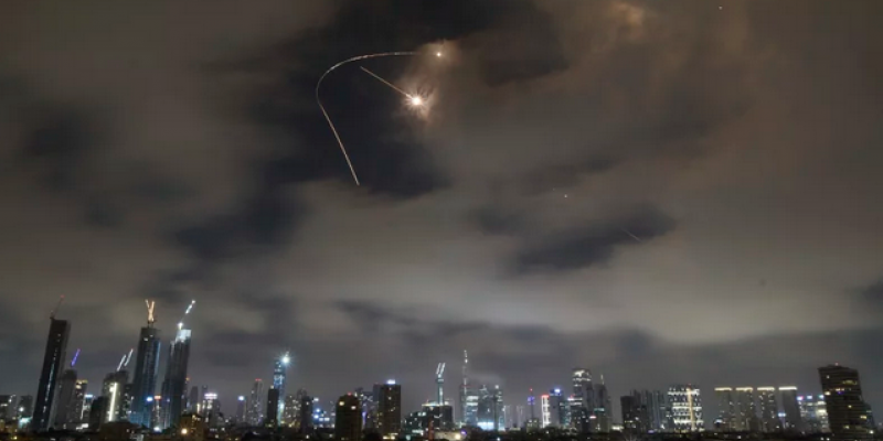 Suasana langit Tel Aviv saat serangan Iran. (AP)