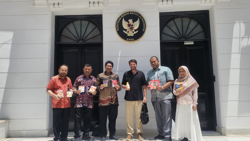 Atase Perdagangan KBRI Kairo M. Syahran Bhakti dan tim bersama Ziyad Mubarak dari Tredco Passap di Mesir (23/6). (Ist) 