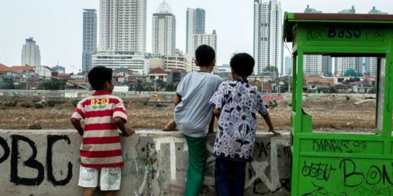 Ilustrasi anak-anak memandangi gedung pencakar langit Jakarta. (Smeru)