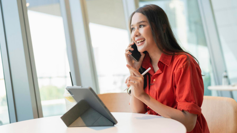 Ilustrasi perempuan menerima telepon saat rapat di kantor. (Freepik)