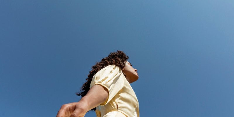 Perempuan yang memandang langit. (Freepik)