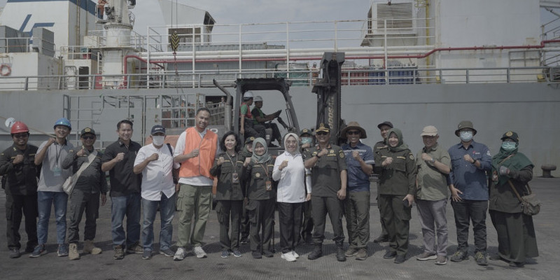 Kedatangan 1.100 ekor sapi crossbreed Australia di Pelabuhan DABN Probolinggo turut disaksikan Dr. Ir. Indyah Aryani, MM, Kepala Dinas Peternakan Provinsi Jawa Timur. (Ist)