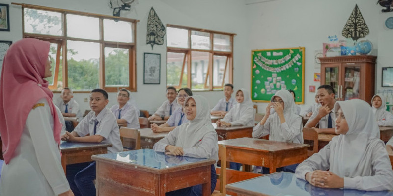 Ilustrasi guru mengajar di kelas. (Ist)