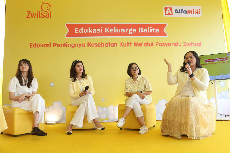(Ki-Ka): Sabrina Anggraini, dr. Andina Christinawati R, Sp. A, M. Kes., Retriantina Marhendra, dan Niken Kinanti Suryanto dalam talk show “Posyandu Zwitsal” (5/7). (Ist)