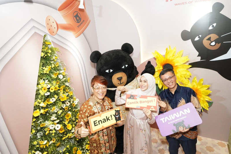 (Ki-ka) Wakil Kepala TETO Trust Lin, Influencer Indah Nada Puspita, Direktur Dinas Pariwisata Taiwan di Jakarta, Zhou Shi-bi di acara Waves of Taiwan di International Islamic Expo 2025. (Ist)
