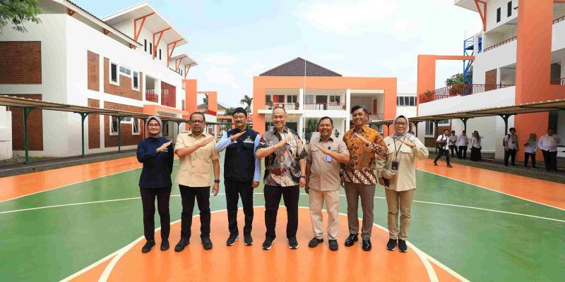 Mensos Syaifullah Yusuf dan sejumlah tokoh mengunjungi Sekolah Rakyat Cipayung, Jakarta (9/7). (Ist)