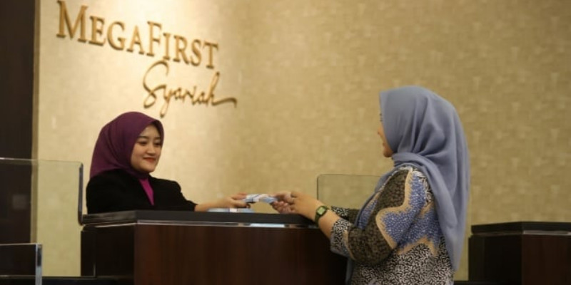 Ilustrasi aktivitas perbankan bersama nasabah. (Bank Mega Syariah)