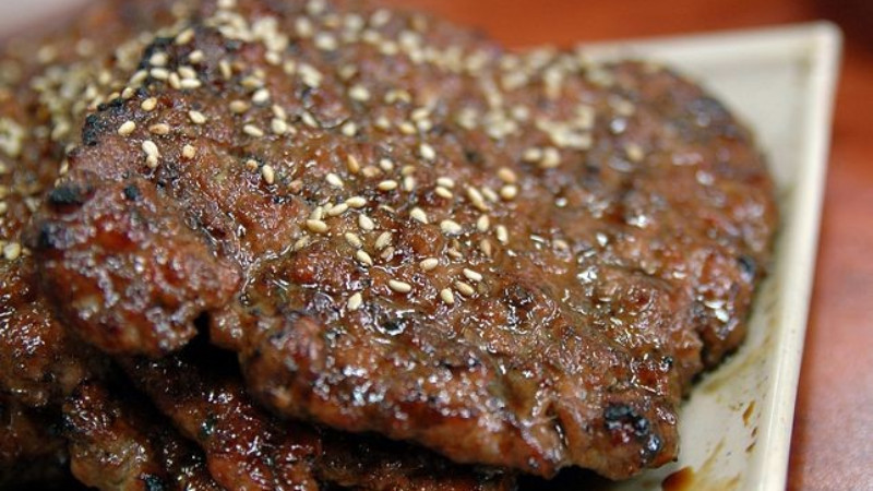 Salah satu kuliner Korea Selatan, tteok-galbi. (Pinterest)