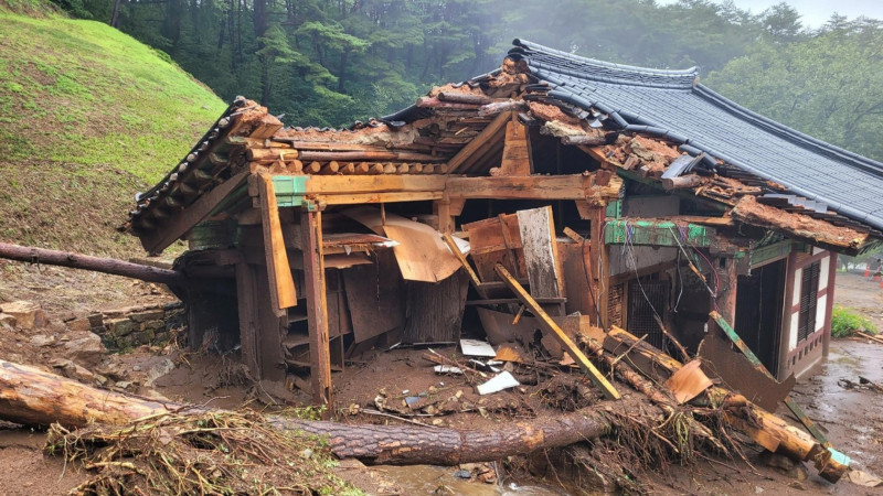 Salah satu kerusakan bangunan akibat curah hujan tinggi di Korea Selatan. (Yonhap)