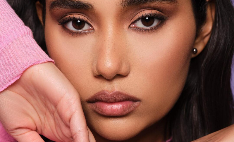 Ilustrasi makeup dengan teknik contouring. (Vogue)