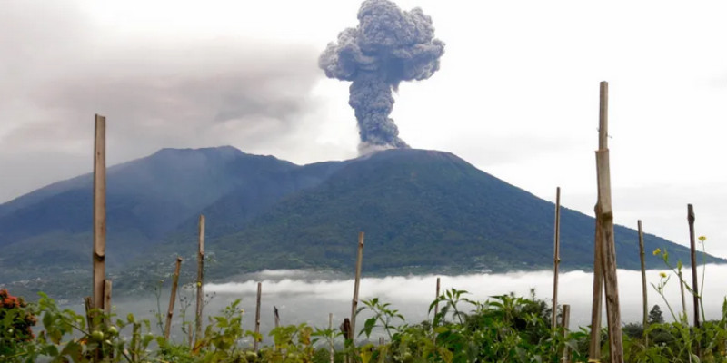 Ilustrasi gunung Marapi di Sumbar. (AP)