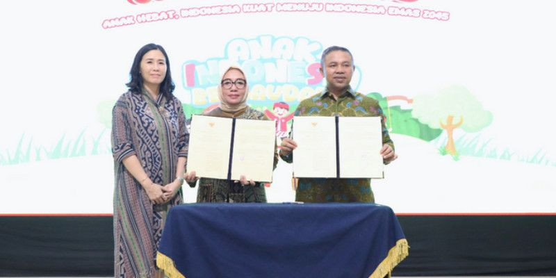 (Ki-ka) Wamen PPPA Veronica Tan, Menteri PPPA Arifah Fauzi, dan Gubernur Riau Abdul Wahid. (Kemen PPPA)