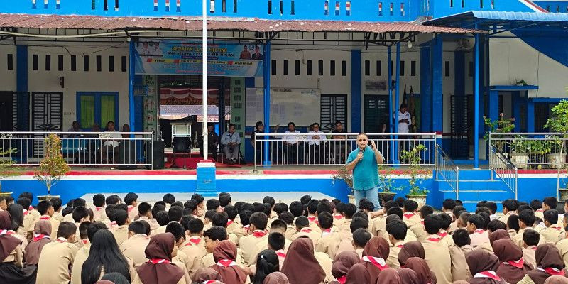 Ketua Umum JMSI Teguh Santosa memberi motivasi di hadapan para siswa SMPN 1 Padangsidimpuan (25/7). (Ist)