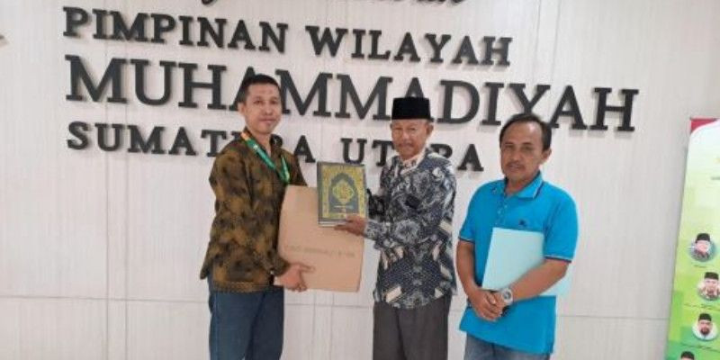 Penyerahan Al-Qur'an MPI PWM Sumut ke pengurus Masjid Taqwa Kota Baru Bumi Tuntungan Deli Serdang (25/7). (Ist)
