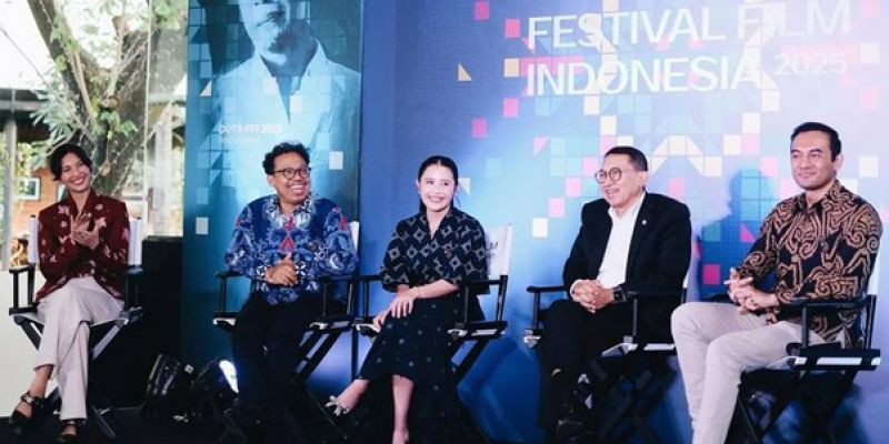 Menteri Kebudayaan Fadli Zon (kedua kanan) bersama insan perfilman Indonesia pada peluncuran FFI 2025 (1/7). (Instagram/@festivalfilmid)