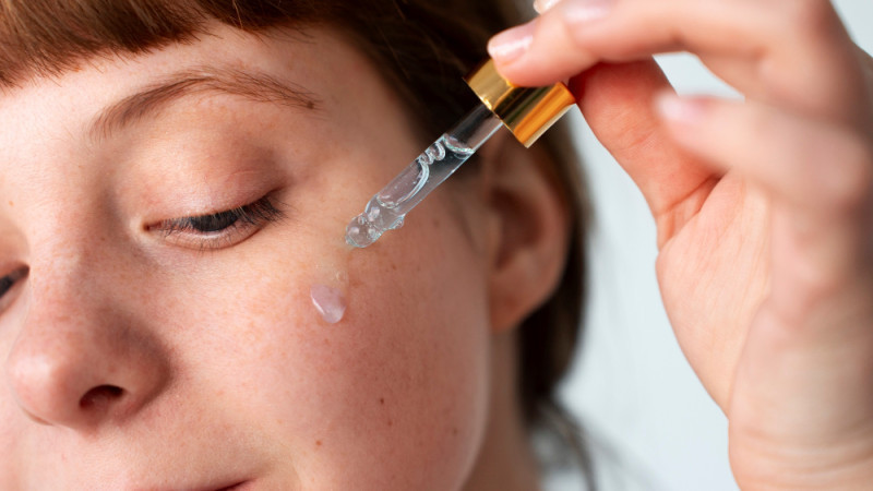 Ilustrasi perempuan memakai serum. (Freepik)