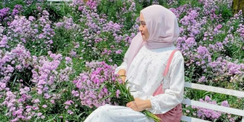 Spot foto cantik di tengah indahnya bunga. (FARAH/Eko Windarto)