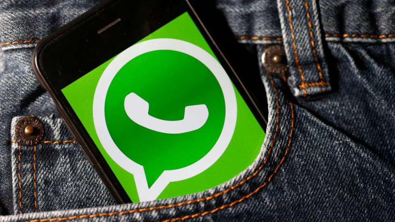 Ilustrasi logo WhatsApp di layar ponsel. (Getty)