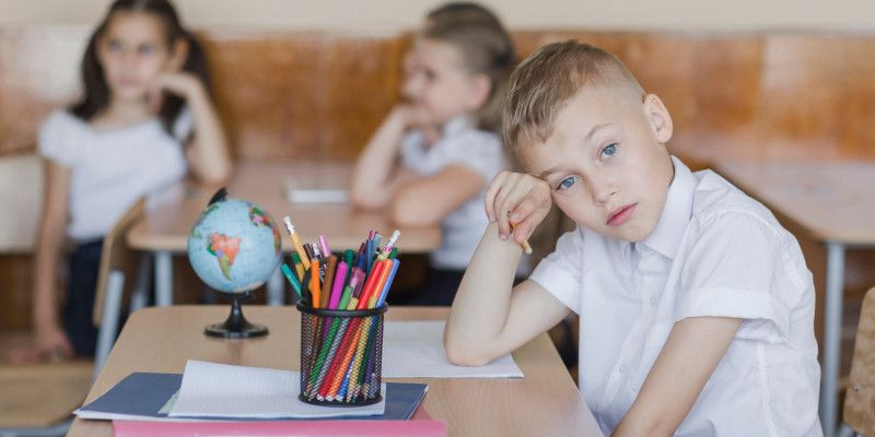 Ilustrasi anak yang merasa lelah di sekolah. (Freepik)