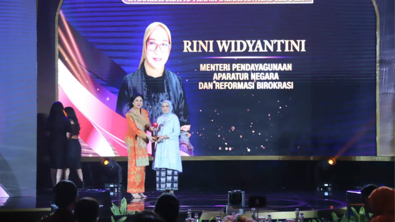 Menteri PANRB Rini Widyantini di ajang CNN Leading Women Awards 2025. (KemenPANRB)