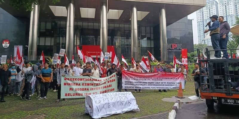 Demonstraksi mendesak KPK RI bertindak dalam kasus kerusakan lingkungan di Halmahera, Maluku Utara, akibat penambangan liar PT. Position, Senin, 11 Agustus 2025.