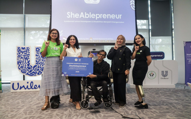 Ki-Ka: Fany Efrita Ritonga (Alunjiva Indoneisa), Kristy Nelwan (Unilever Indonesia), perwakilan penerima manfaat “SheAblepreneur; dan Nicky Clara (Alunjiva Indonesia)