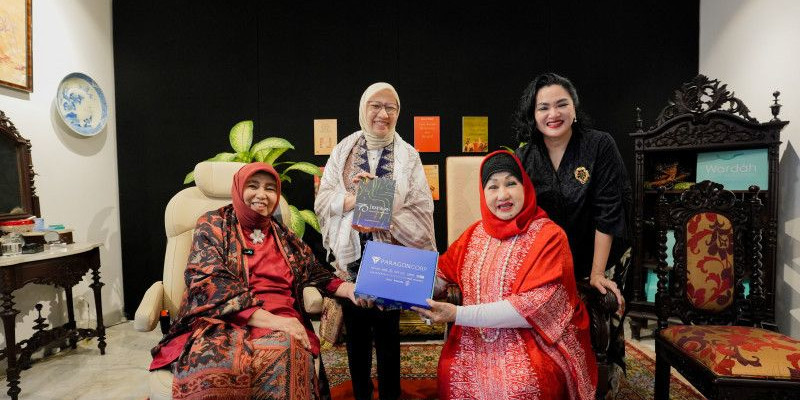 (Ki-ka) Ibu Nurhayati Subakat, Sari Chairunnisa, Ibu Dewi Motik Pramono, dan Moza Pramita di Galeri Demono, Jakarta (14/8). (ParagonCorp)