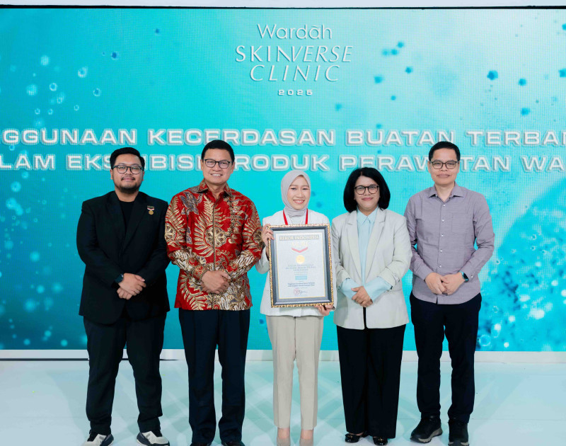 Deputy CEO Paragon Corp Dr. Sari Chairunnisa menerima Rekor MURI. (Ist)