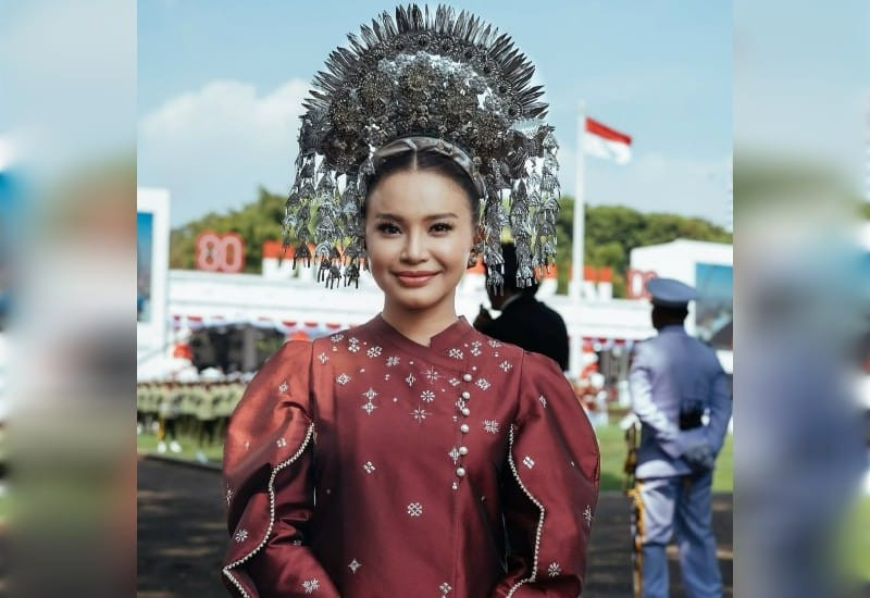 Rossa mengenakan busana tradisional Minang di Istana Merdeka (17/8). (Instagram/@itsrossa910)