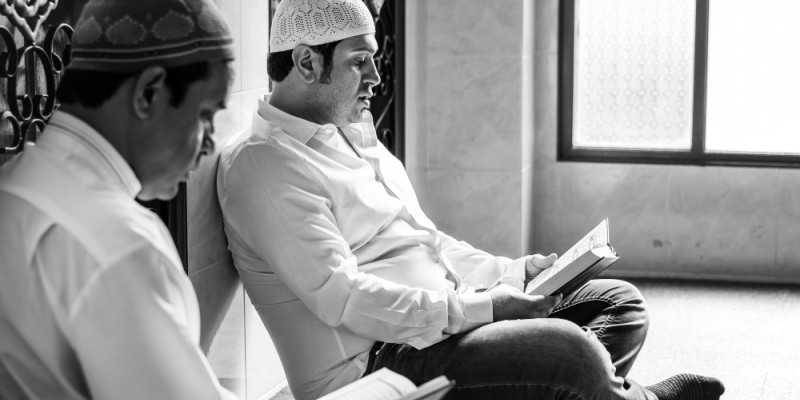 Ilustrasi orang membaca Al-Qur'an. (Freepik)