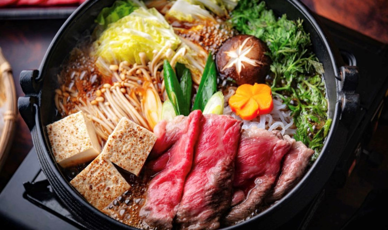 Semangkuk sukiyaki. (Pinterest)