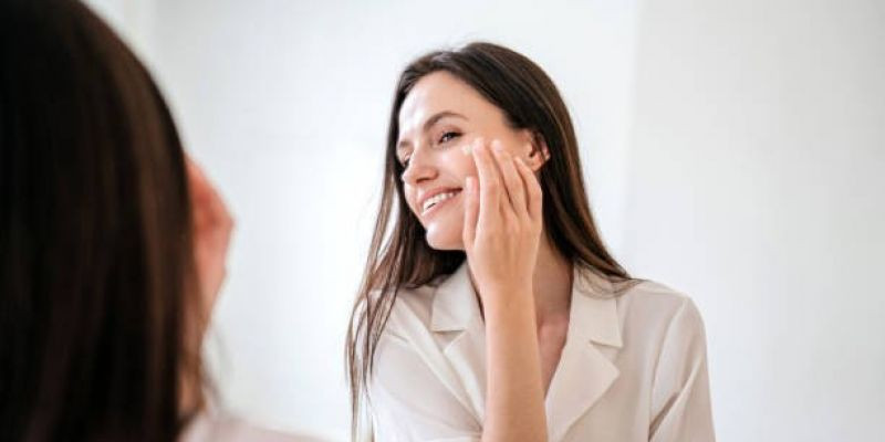 Ilustrasi perempuan yang mengaplikasikan krim wajah. (istockphoto)