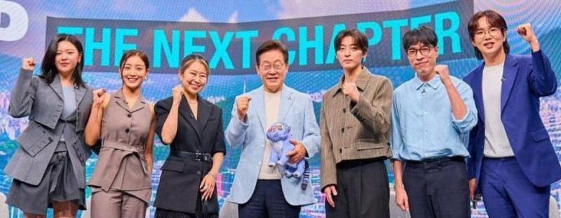 Para artis K-pop bersama Presiden Lee Jae Myung (tengah). (Instagram/@officialkvibes)