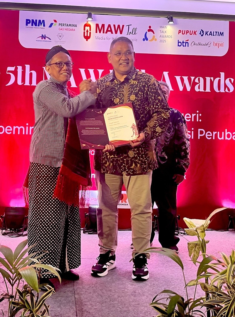 Pendiri MAW Talk, Asmono Wikan, menyerahkan piagam penghargaan 