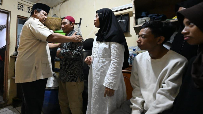 Presiden Prabowo Subianto mengunjungi orang tua Affan Kurniawan (29/8). (Setpres)