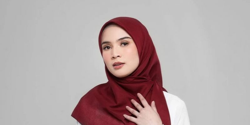 Ilustrasi hijab segi empat. (Buttonscarves)
