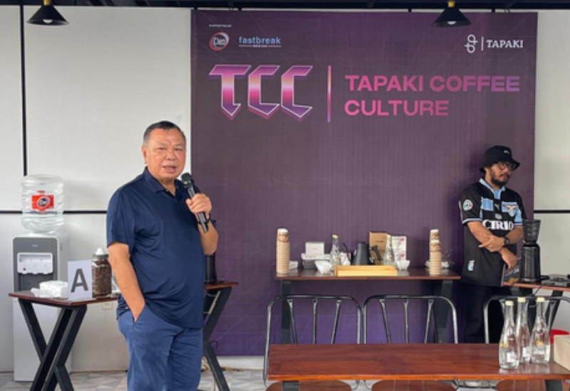Hasrul Azwar memberi sambutan dalam perayaan ulang tahun ke-2 Tapaki Coffee Medan Johor (4/9). (Facebook/Hasrul Azwar)