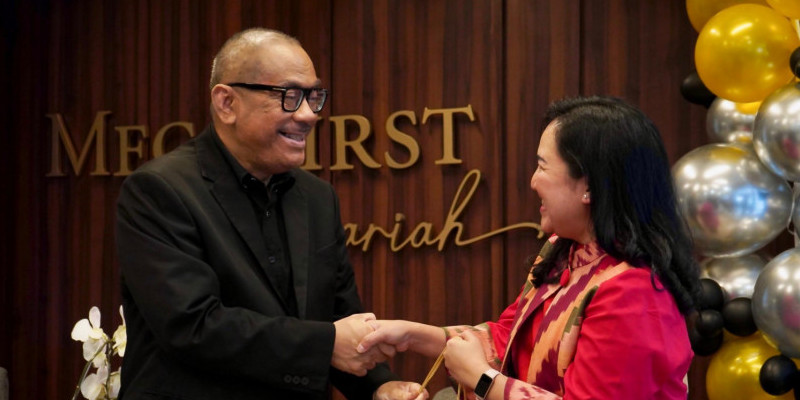 Direktur Utama Bank Mega Syariah, Yuwono Waluyo, memberikan apresiasi kepada nasabah setia pada peringatan Hari Pelanggan Nasional (Harpelnas) 2025. (Ist)