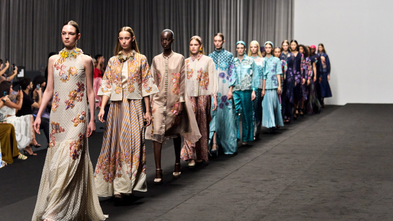 Koleksi “Opulent Bloom” dari Benang Jarum Black Label di Dubai Fashion Week S/S 2026 (4/9). (Ist)