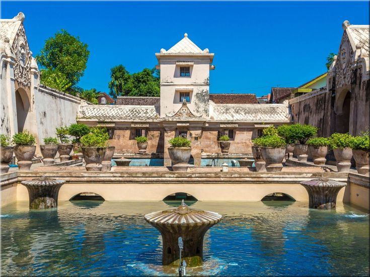 Salah satu spot foto ikonik di Kota Gudeg, Taman Sari Yogyakarta. (Pinterest)