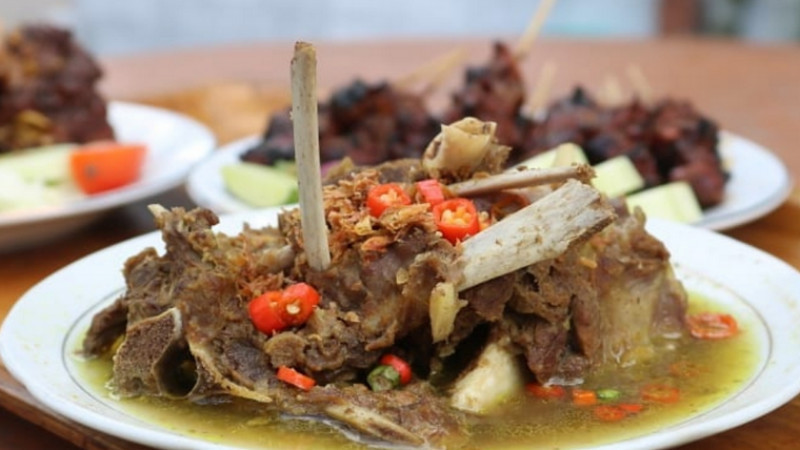 Semangkuk porsi jumbo Tengkleng Gajah yang menggugah selera. (Dejogja)