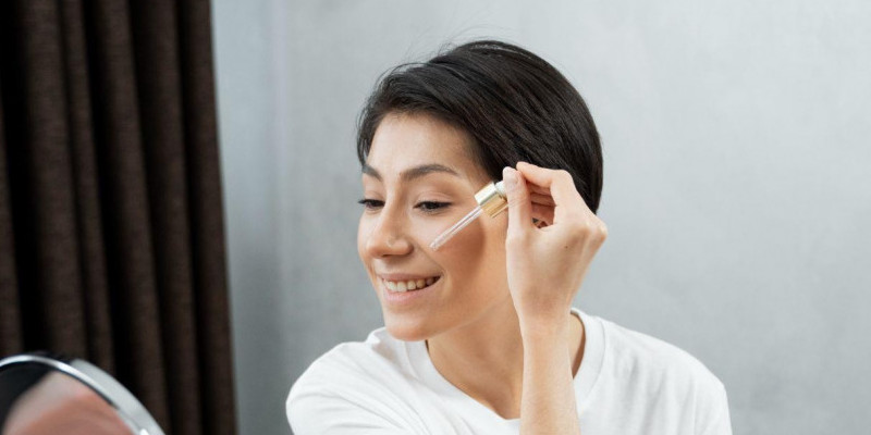 Ilustrasi perempuan memakai skincare.