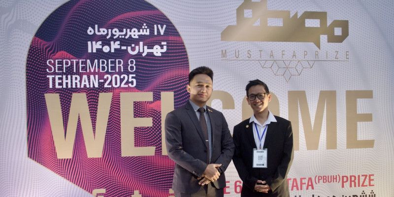 Febriansyah Putra (kiri) di ajang Mustafa Prize 2025, Teheran. (Ist)