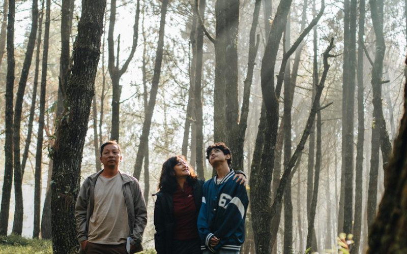 (ki-ka): Ringgo Agus, Dian Sastrowardoyo, dan Ali Fikry. (Instagram/@moviezy)