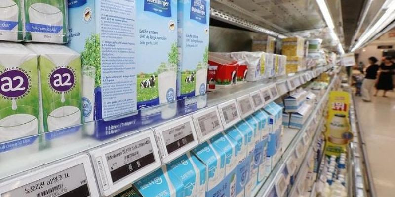 Susu steril impor di hypermarket. (Yonhap)