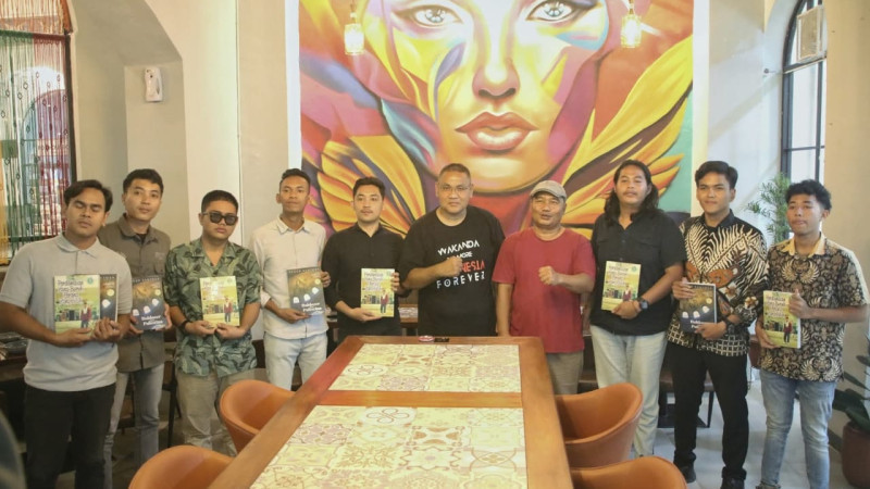 Teguh Santosa (tengah, berkaus hitam) dan pegiat Titik Kumpul Literasi di Medan (2/10). (Ist)