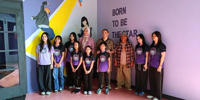 Sabrina Irine, Gary Iskak, dan para murid Born Star Training Center Indonesia Korea (5/10). (FARAH/Anissa)