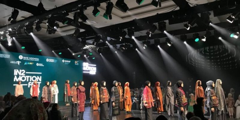 Koleksi para desainer di Fashion Parade 9 IN2MOTIONFEST 2025 (10/10) di JIEXpo Kemayoran. (FARAH/Raihana)