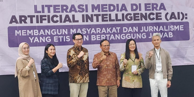 Para pembicara dan Ketua Dewan Pers dalam Literasi Media di Era Artificial Intelligence (AI): Membangun Masyarakat dan Jurnalisme yang Etis dan Bertanggung Jawab (9/10) di Hall Dewan Pers. (FARAH)
